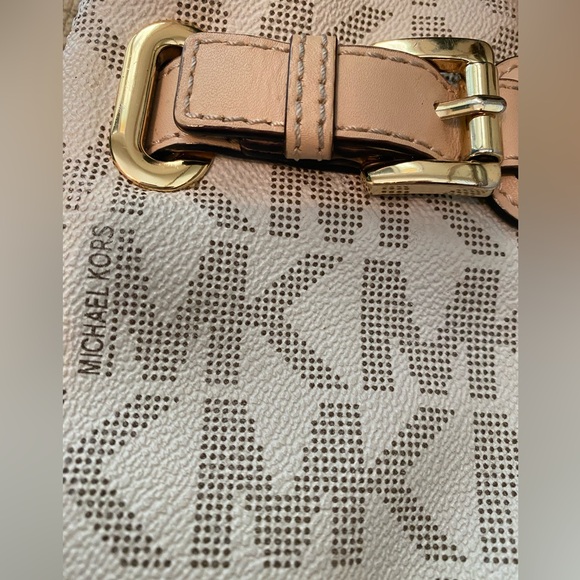 Michael Kors Vanilla Large Hamilton Crossbody Bag - Picture 9 of 14